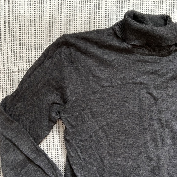 CASUAL FRIDAYS TURTLENECK - Picture 2 of 4